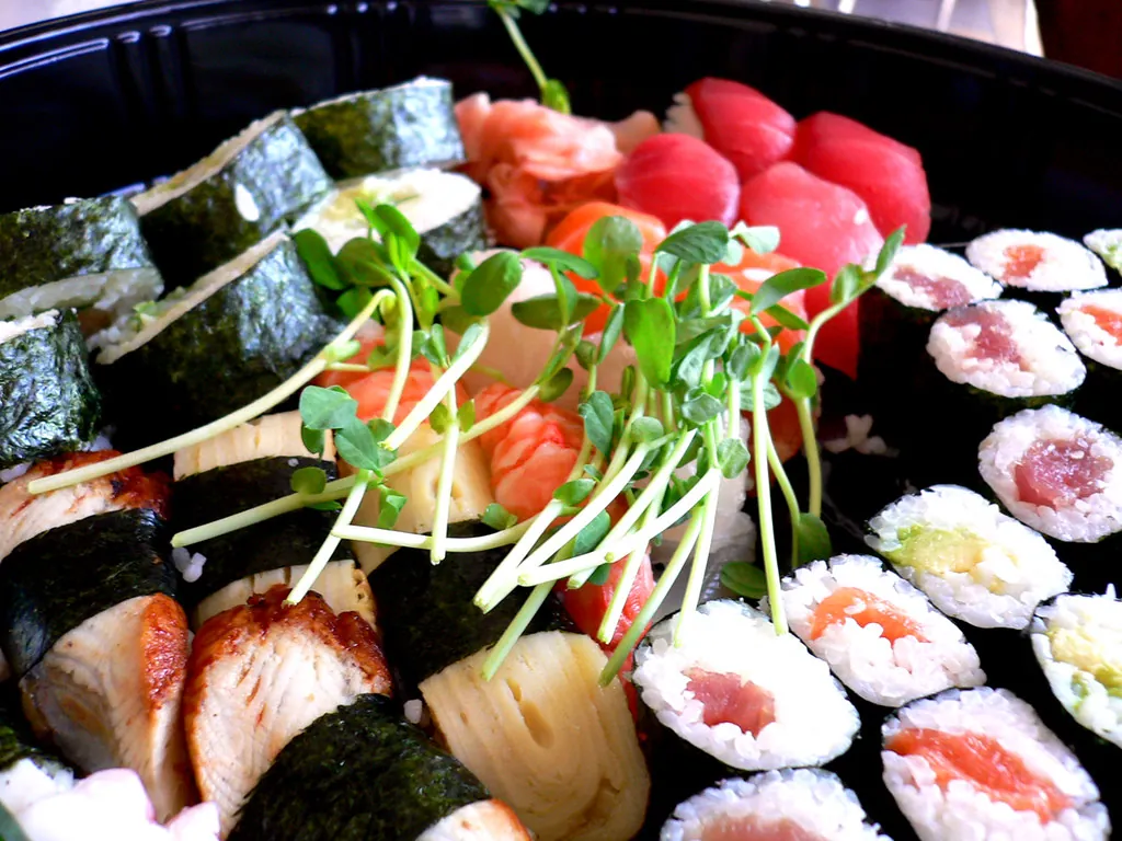 Mesa servida con boxes de makis para compartir