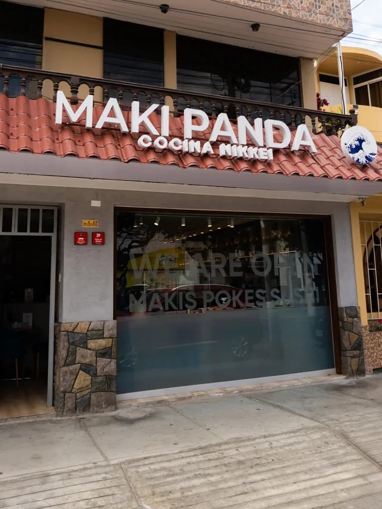Fachada de la sede El Golf de Maki Panda en Trujillo