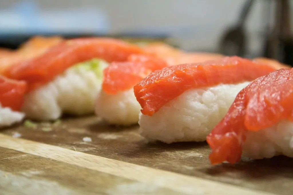 Maki recién armado en la cocina